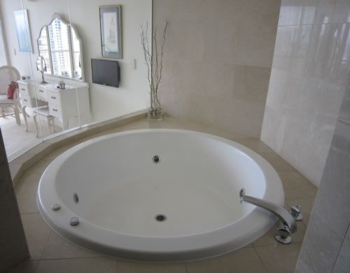 After: a spa bath resurfaced by Ultraglaze